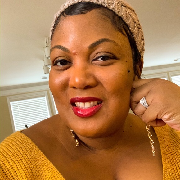 Meet your Posher, Sandy! - Picture 2 of 3